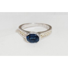 OVAL SHAPE DEEP BLUE SAPPHIRE AND DIAMOND RING(1.33 ct Bs) OVAL SHAPE DEEP BLUE SAPPHIRE AND DIAMOND RING(1.33 ct Bs)
